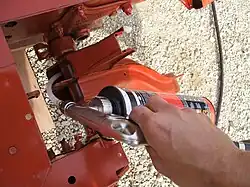 Injection de cire dans un corps creux (bras de suspension arrière).