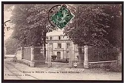Château des Trois-moulins à Melun. Sur le côté, la voie du tramway de Verneuil au début du XXe&nbsp;siècle.