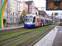 Vue d'une rame du tram-train de Mulhouse arrêtée à la station Porte Haute.