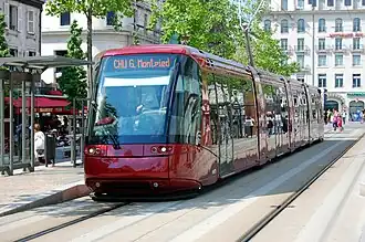 Tram et arrêt de la place de Jaude.