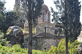 Vue depuis l'est, la chapelle sainte-Parascève à gauche.