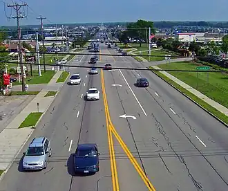 Route à deux fois deux voies pourvue de tourne-à-gauche.