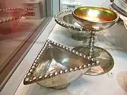 Plat d'argent triangulaire, Coupe et bol.
