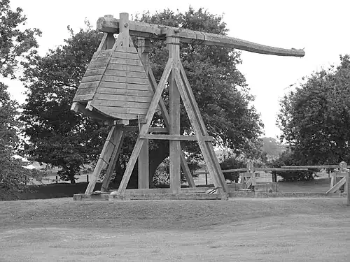 Reproduction du trébuchet Warwolf exposée devant le château