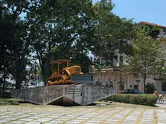 Bulldozer utilisé pour l'arrachage des rails