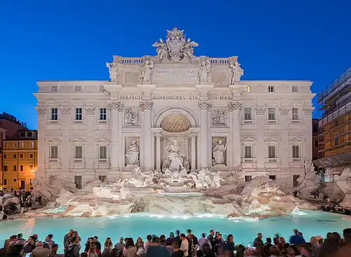 La fontaine de Trevi illuminée en soirée.
