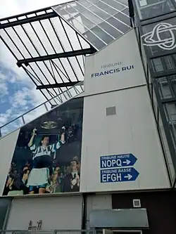 Le capitaine du CO soulève le bouclier de Brennus en 1993 à l'issue de la finale polémique gagnée contre Grenoble.