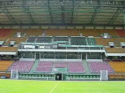 Tribune officielle et de presse, avant rénovation.