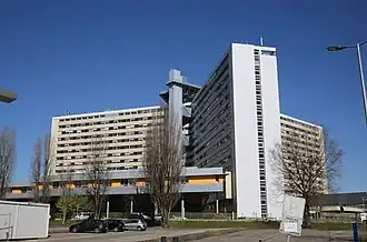 Photographie du bâtiment principal de l'hôpital Pellegrin, en trois parties de plusieurs dizaines d'étages.