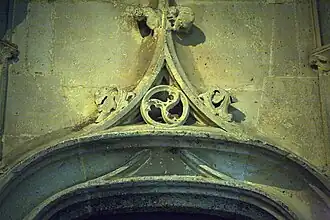 Arc en anse de panier et Triskelion, cathédrale de Senlis, XVIe siècle.