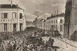 Gravure représentant des cavaliers dispersant une foule d'émeutiers dans une rue de Tourcoing.