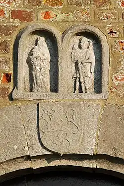 Bas-relief et blason.