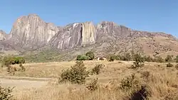 Photographie en couleur montrant une montagne vue depuis un désert
