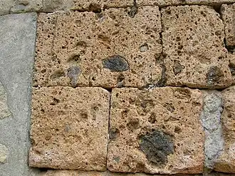 Vestiges d'infrastructure funéraire.