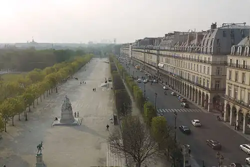 La rue de Rivoli et le jardin des Tuileries.