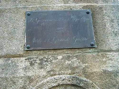 Plaque en écriture cursive, apposée sur l'obélisque du carré militaire du Puy-Saint-Clair de Tulle.