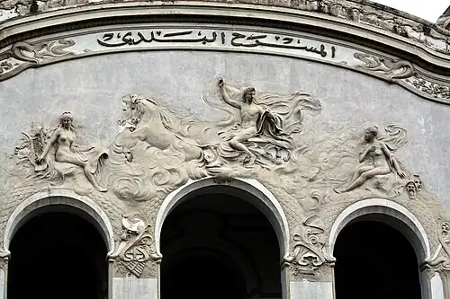 Apollon entouré des muses de la Poésie et du Drame (1902), bas-relief, façade du théâtre municipal de Tunis.