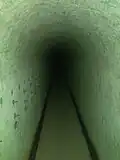 Un long tunnel relie la tour au corps de bâtiments principal du fort.