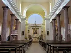 Vue intérieure de la nef vers le chœur.