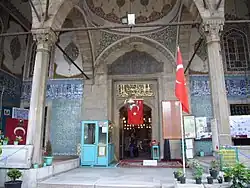 L'entrée du turbé (mausolée) de Hatice Turhan.