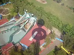 Wildwasserbahn et l'ombre de Top of the World.