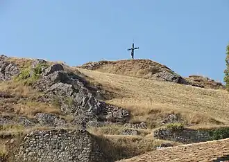 La butte des Baumelles et la croix.