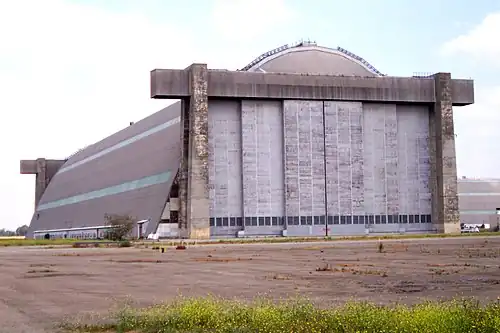 Hangar No. 2 de l'aéroport naval de l'US Marine Corps, mesurant 330&nbsp;×&nbsp;90&nbsp;×&nbsp;60&nbsp;mètres