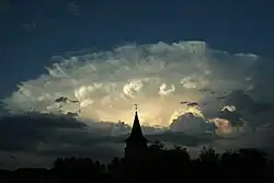 Cumulonimbus avec enclume au crépuscule derrière l'église.