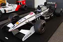 Vue de devant d'une monoplace noire et blanche