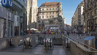 Une bouche d'accès à la station.