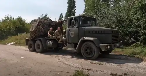 avec un canon antiaérien AZP S-60 sur camion