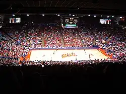 Vue depuis le haut des tribunes de la salle, lors d'un match de basket-ball.
