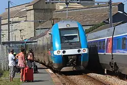 Croisement d'un TGV et d'un TER.