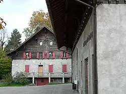 La grange de Dorigny (à droite) est le théâtre de l'université de Lausanne et la ferme de Dorigny (au second plan), qui abrite le siège de la fondation Jean-Monnet pour l'Europe.