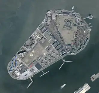 Vue aérienne de Governors Island par l'USGS.