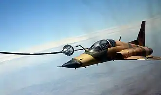 Un F-5 marocain se ravitaillant à un KC-130 du corps des marines des États-Unis (Marine Aerial Refueler Transport Squadron 234) durant l'exercice African Lion 2010.