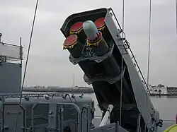 Armored Box Launcher sur le USS&nbsp;New Jersey transformé en navire musée. En position de tir au premier plan et en position de transport au second.