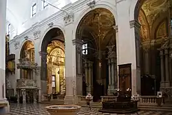 Nef latérale avec les chapelles latérales droites.