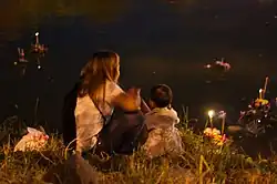 Une mère et sa fille lachent un Kratong à Udon Thani.