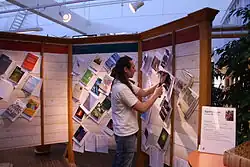 Un des étudiants diplômés cloue sa thèse selon la tradition