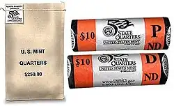 Un sac de pièces de monnaie avec des inscriptions et deux rouleaux de pièces de monnaie.