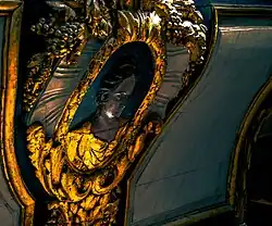 Médaillon ornant l'autel.