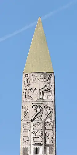 Pyramidion de l'obélisque de Louxor.