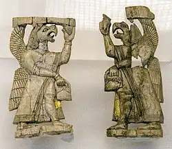 Génies à tête de rapace sculptés dans de l'ivoire, musée des civilisations anatoliennes d'Ankara.
