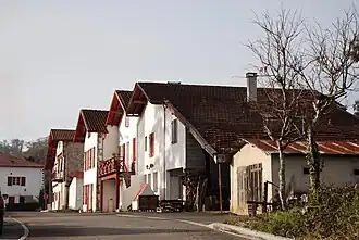 Photographie d'une rue avec quatre maison basques.
