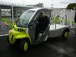 Réassort Vélomagg' par véhicule électrique.