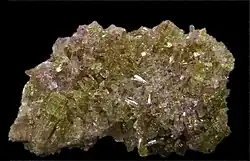 Vésuvianite et manganovésuvianite -  Mine Jeffrey, Asbestos, Québec (4,3x2,8 cm)