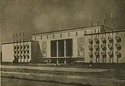 Une façade d'un pavillon de l'exposition