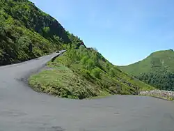 Épingle après un difficile passage à 15 % à moins d'un kilomètre du col grimpé depuis le versant Ouest.