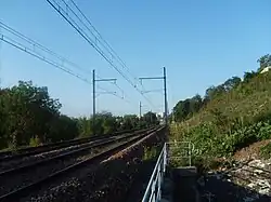 La ligne sur le flanc du coteau. Au fond, les derniers immeubles de Corbeil-Essonnes.